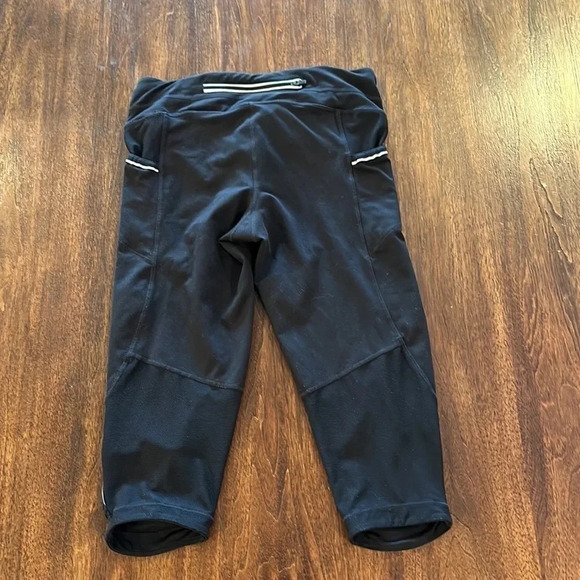 Athleta Women's Size Medium Be Free Knicker Capris Black Yoga Workout Small EUC - Picture 3 of 5